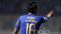 Pemain Persib Bandung, Achmad Jufriyanto saat melawan PS TNI pada lanjutan Liga 1 2017 di Stadion Pakansari, Bogor, Sabtu (22/4/2017). PS TNI bermain imbang 2-2. (Bola.com/Nicklas Hanoatubun)