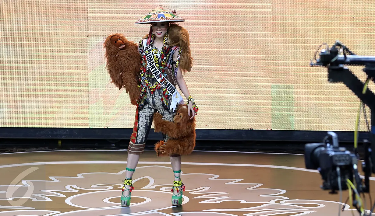 Finalis Putri Indonesia dari Kaltim, Gituen Miracline Samantha mengenakan busana daerahnya saat unjuk kesenian dan bakat, Jakarta, Senin malam (27/3). 38 finalis ini nantinya akan berkompetisi menjadi sang Putri Indonesia 2017. (Liputan6.com/Johan Tallo)