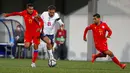 Pemain Inggris Jack Grealish (tengah) menggiring bola melewati para pemain Andorra pada pertandingan kualifikasi Grup I Piala Dunia 2022 di National Stadium, Andorra la Vella, 9 Oktober 2021. Inggris menang 5-0. (AP Photo/Joan Monfort)