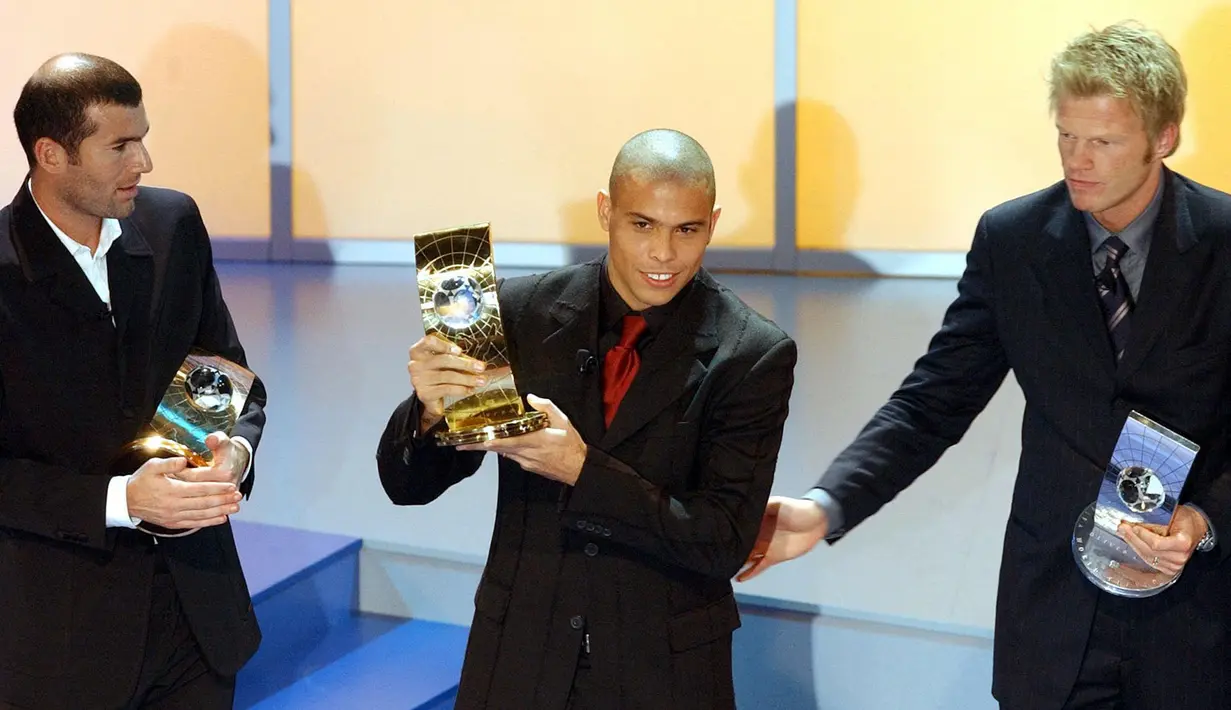 Pemain Brasil, Ronaldo (tengah) mengangkat trofi Pemain Terbaik Dunia FIFA bersama pemain Prancis Zinedine Zidane (kiri) dan kiper Jerman Oliver Kahn pada acara yang berlangsung di Madrid, 17 Desember 2002. Sepanjang kariernya sebagai pesepak bola, Ronaldo telah mengoleksi 7 penghargaan individu, diantaranya tiga gelar Pemain Dunia FIFA Terbaik, dua trofi Ballon d'Or, Sepatu Emas Eropa, dan Bola Emas Piala Dunia FIFA tahun 1998. (AFP/Pierre-Philippe Marcou)