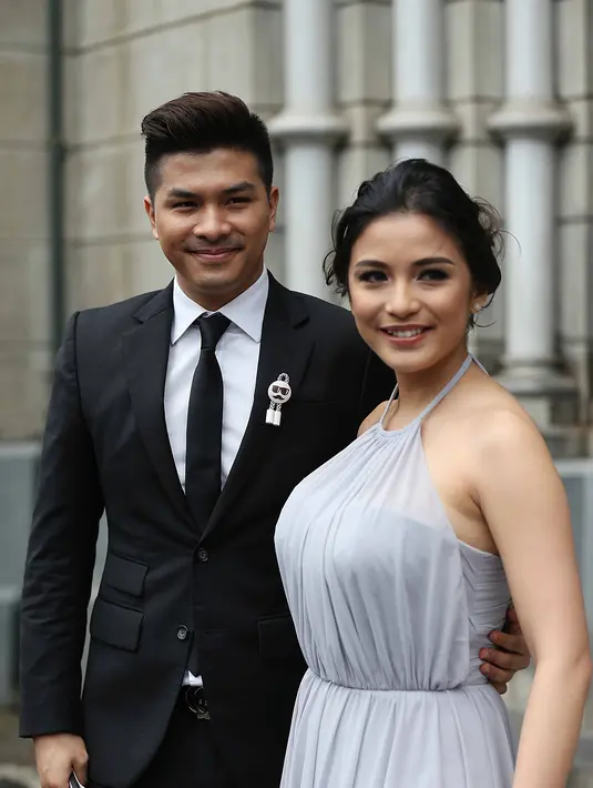 "Untuk saat ini memang ada yang bantu, mamah aku, kita gantian juga dan kita gak mau kelewatan perkembangan anak." Ucap Chelsea saat menghadiri pemerkatan Sandra Dewi dan Harvey Moeis. (Nurwahyunan/Bintang.com)