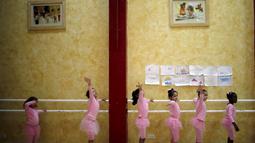 Tingkah lucu anak-anak Palestina yang ikut berlatih balet yang diselenggarakan oleh Al-Qattan Center for Children, di kota Gaza, Palestina, (25/11/2015). (Reuters/Suhaib Salem).