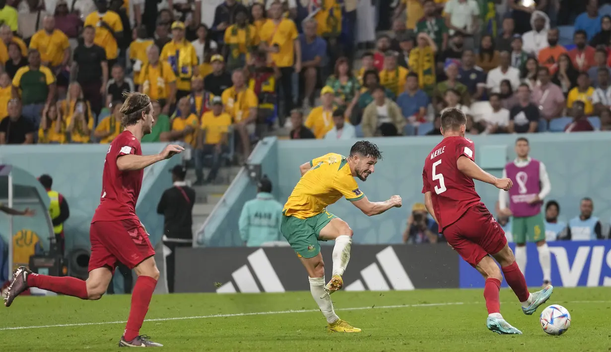 <p>Pemain timnas Australia, Mathew Leckie (tengah) menendang bola ke gawang Denmark yang membuahkan gol dalam pertandingan Grup D Piala Dunia 2022 melawan timnas Denmark yang berlangsung di Al Janoub Stadium, Qatar, Rabu (30/11/2022). (AP Photo/Darko Vojinovic)</p>