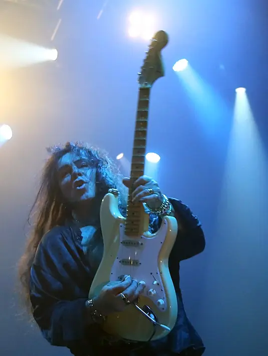Di konser musik Generation Axe, Yngwie Johann Malmsteen dan empat gitaris lainnya berhasil memberikan gebrakan luar biasa di Ibukota Jakarta ini. Seperti yang diakui salah seorang penonton yang senang dengan konser ini. (Bambang E. Ros/Bintang.com)