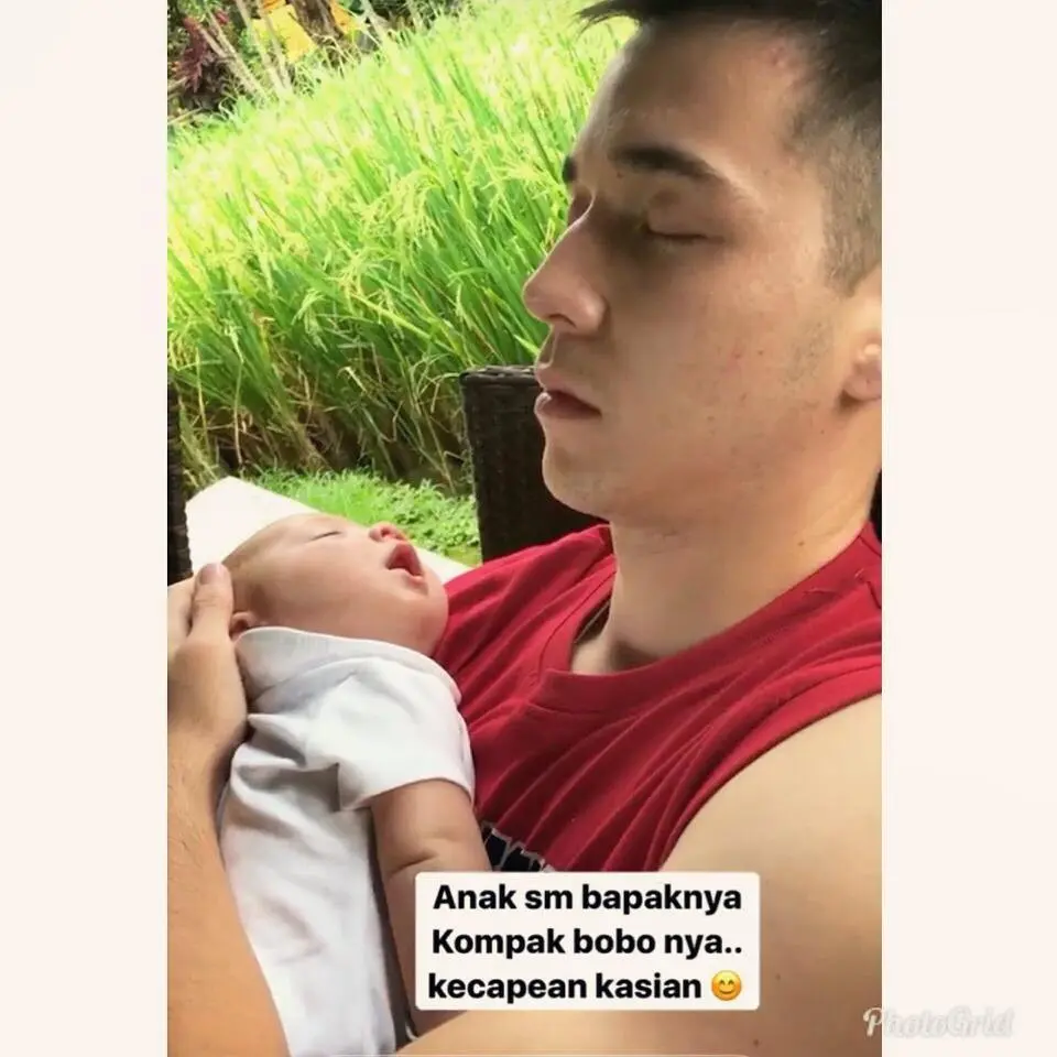 Stefan William terlelap sembari menggendong buah hatinya [foto: instagram/adinatta_family]