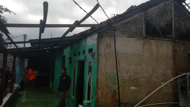 Salah satu rumah warga mengalami kerusakan pada bagian atap akibat puting beliung di Depok