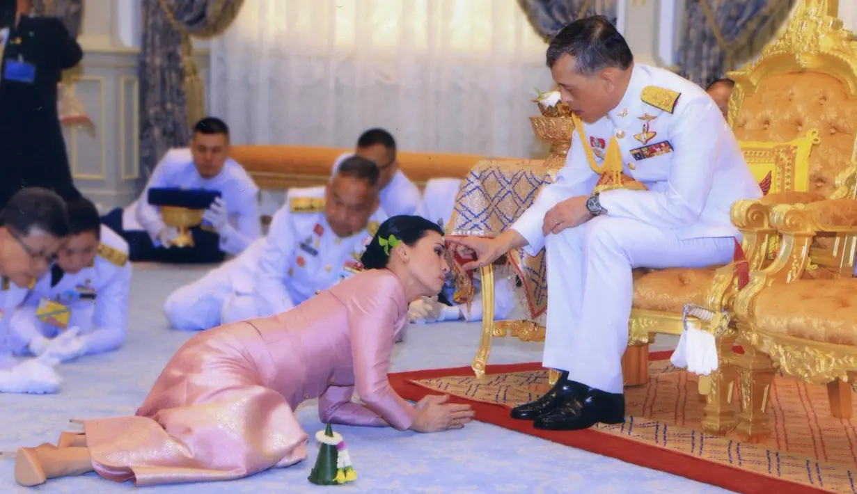 Raja Maha Vajiralongkorn (kanan) menyentuh kening Ratu Suthida saat prosesi pernikahan mereka di Bangkok, Thailand, Rabu (1/5/2019). Ini merupakan pernikahan keempat bagi Raja Thailand tersebut. (Thai TV Pool via Reuters)