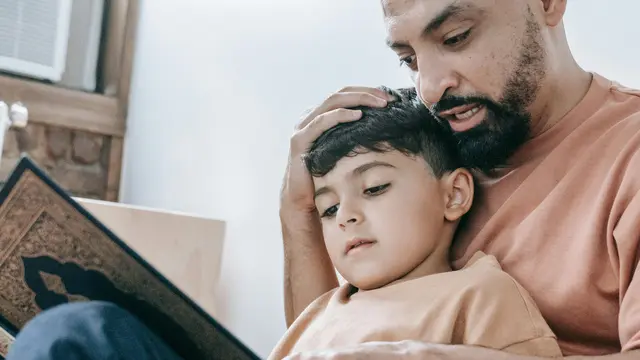 Membaca cerita Islami atau kisah para nabi