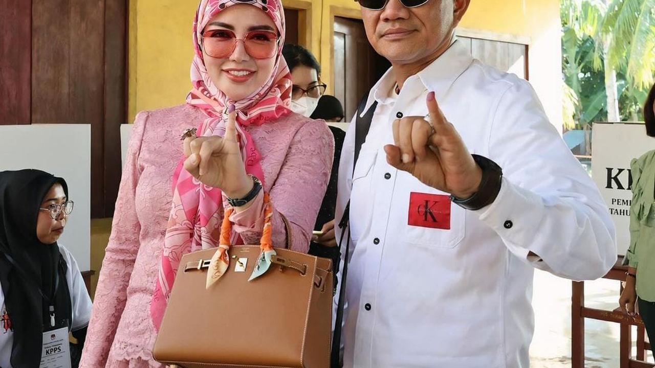 Potret Bella Shofie Nyoblos Pilkada Temani Suami Mencalonkan sebagai Bupati Kabupaten Buru