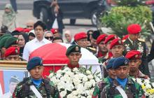 FOTO: Momen Upacara Militer Pemakaman Letjen TNI Doni Monardo di Taman Makam Pahlawan Kalibata