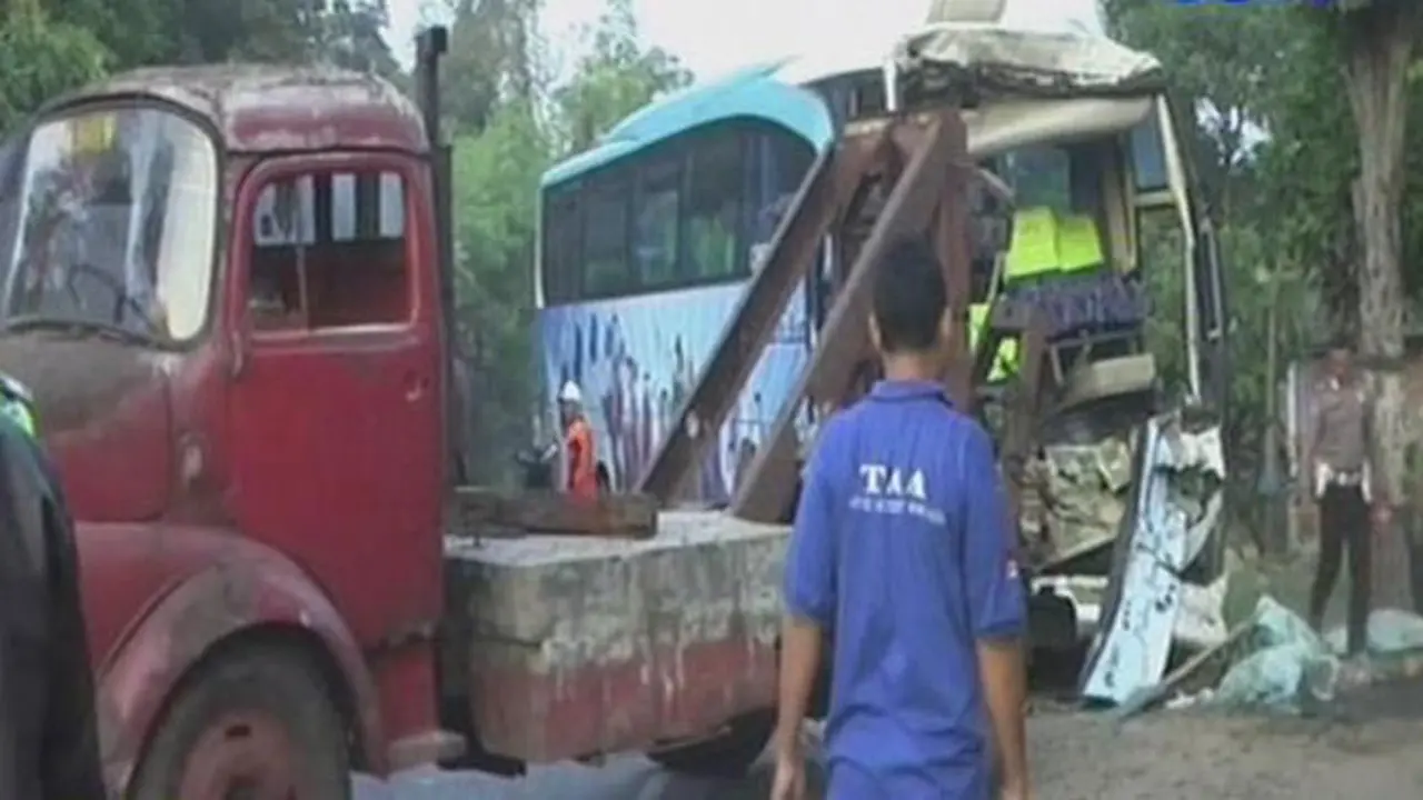 kecelakaan-Bus-lip-siang-140606
