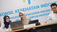 Ketua Konsil Kesehatan Indonesia (KKI), drg. Arianti Anaya, MKM, memberikan penjelasan terkait pencabutan STR dokter PPDS Unpad dan penonaktifan sementara STR dokter obgyn di Garut.  (Foto: Aditya Eka Prawira/Liputan6.com)