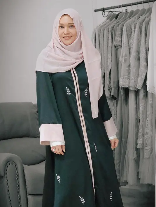 Maia Estianty terlihat anggun mengenakan gamis hijau dengan perpaduan pink dan motif bunga. Kali ini Maia terlihat mengenakan pashmina yang senada dengan pakaiannya [instagram/maiaestiantyreal]