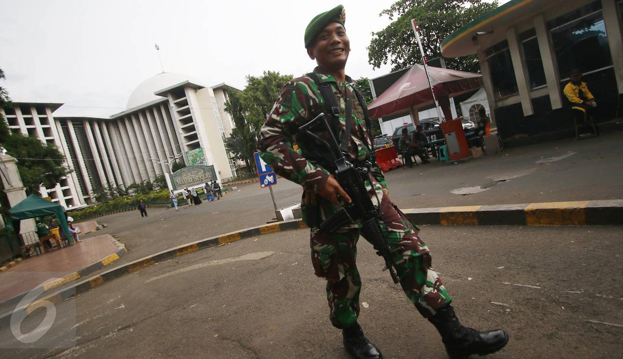 Personel TNI beraktivitas di sekitar Masjid Istiqlal, Jakarta, Rabu (1/3). H-1 jelang kedatangan Raja Arab Saudi Salman bin Abdulaziz al-Saud ke Masjid Istiqlal penjagaan personel TNI mulai tampak di sejumlah sudut. (Liputan6.com/Immanuel Antonius)