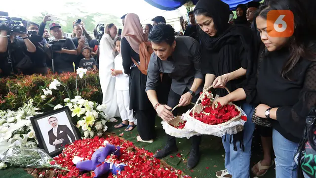 Ariel Noah dan BCL di Pemakaman Ashraf Sinclair