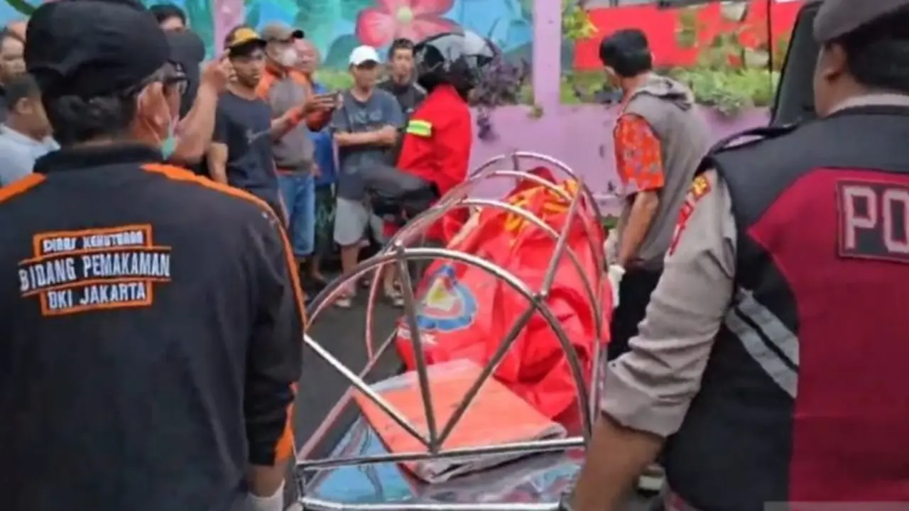 Evakuasi Korban Kebakaran di Grogol Petamburan