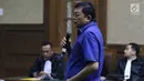Terdakwa perintangan proses penyidikan KPK, Lucas saat menjalani sidang putusan di Pengadilan Tipikor, Jakarta, Rabu (20/3). Majelis Hakim menyebut Lucas terbukti bersalah merintangi penyidikan KPK atas kasus Eddy Sindoro.(Liputan6.com/Helmi Fithriansyah)