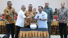 Ketua KPU, Arief Budiman (ketiga kiri) bersama perwakilan tim pemenangan usai pengundian penyampaian visi misi pada debat kedua Capres/Cawapres di Jakarta, Jumat (25/1). Debat kedua berlangsung pada 17 Februari. (Liputan6.com/Helmi Fithriansyah)