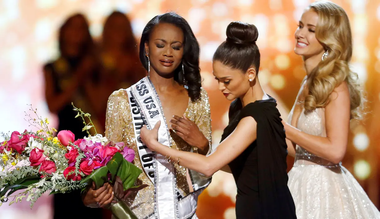 Miss Universe 2015, Pia Wurtzbachshe memasangkan selempang kepada Miss District of Columbia, Deshauna Barber usai dinobatkan sebagai Miss USA 2016 di Las Vegas, (5/6). Uniknya, perempuan 26 tahun itu merupakan seorang tentara. (REUTERS/Steve Marcus)