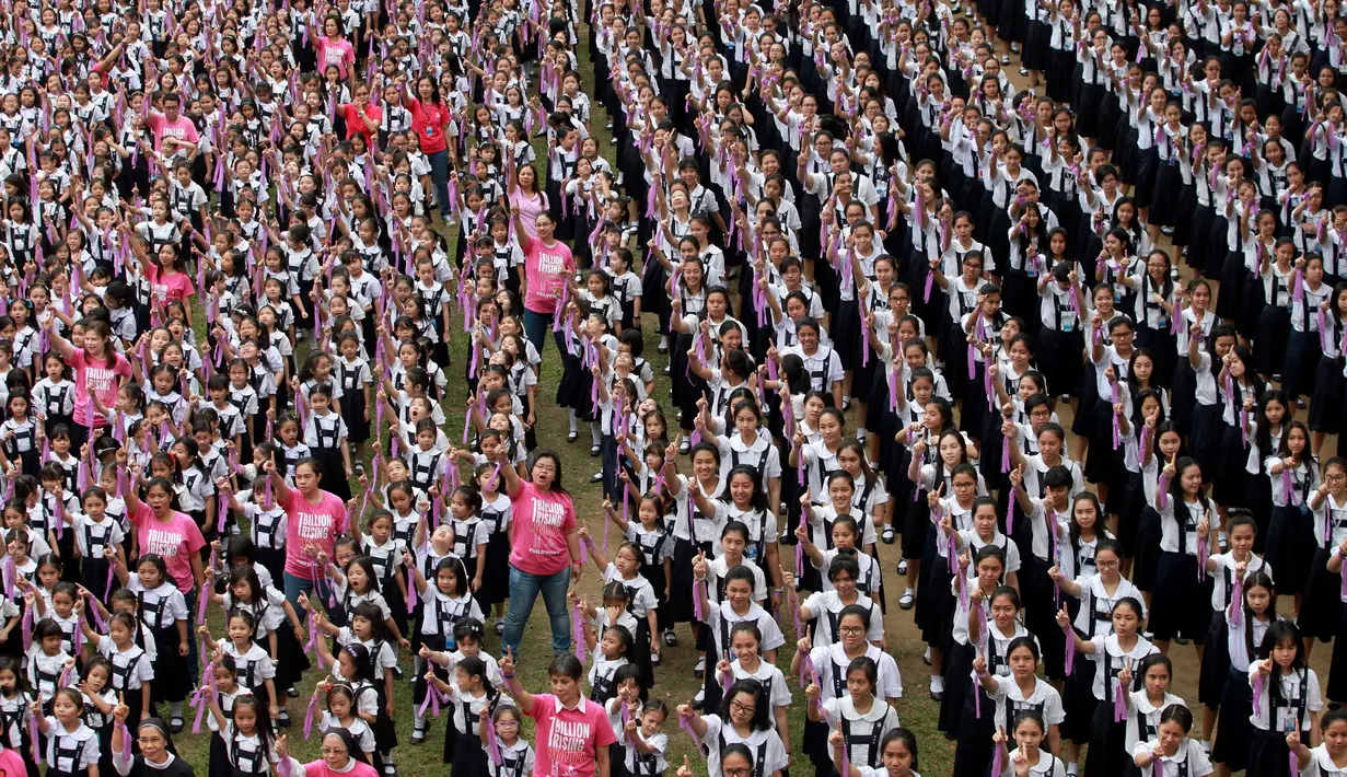 Pelajar dan Mahasiswa merayakan Hari Valentine dengan menggelar tari massal bertajuk "One Billion Rising" di Manila, Filipina, Selasa (14/2). Kegiatan tersebut sebagai kampanye 'Tolak Kekerasan Terhadap Perempuan dan Anak'. (AP Photo / Bullit Marquez) 