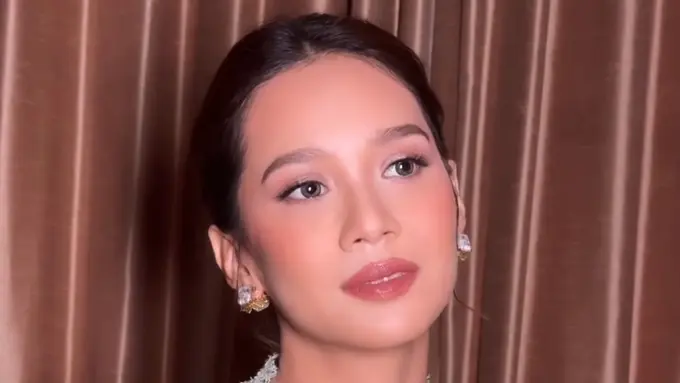 Penampilan  Gista Putri saat Hadir di Tunangan Anak Sambungnya. [@iwanetaufik_hair]