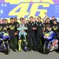 Pembalap MotoGP Valentino Rossi (tengah) berpose dengan tim Yamaha dan beberapa motor balap masa lalunya setelah balapan MotoGP Valencia 2021 di Sirkuit Ricardo Tormo, Cheste, Spanyol, 14 November 2021. Secara statistik, 2021 merupakan kampanye terburuk Valentino Rossi. (AP Photo/Alberto Saiz)