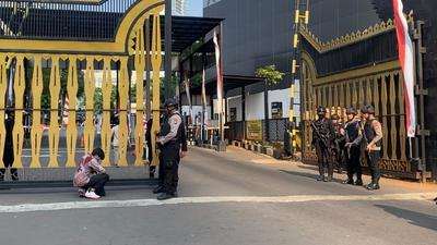 Brimob Bersenjata Siaga dan Berjaga Ketat di Polda Metro Jaya