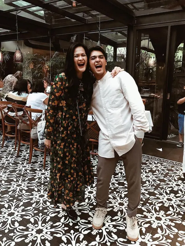 6 Potret Kebersamaan Ricky Harun dan Donna Harun, Bak Kakak Adik