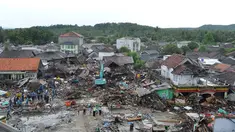 Pemandangan dari udara kawasan pemukiman nelayan di Kampung Sumur Pesisir, Pandeglang, Banten, Selasa (24/12). Sumur menjadi kawasan terparah yang terkena dampak tsunami Selat Sunda. (Merdeka.com/Arie Basuki)