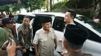 Capres nomor urut 02 Prabowo Subianto ziarah ke makam Soeharto dan Ibu Tien di Astana Giribangun, Matesih, Karanganyar, Senin (27/5).(Liputan6.com/Fajar Abrori)