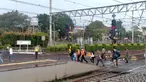 Sejumlah calon penumpang berjalan menuju KRL Commuter Line di Stasiun Bogor, Jawa Barat, Senin (24/10/2022). Pemerintah Kota (Pemkot) Bogor berencana membongkar Jembatan Penyeberangan Orang atau JPO Paledang di Jalan Kapten Muslihat, Kecamatan Bogor Tengah, seiring pembangunan Skybridge Stasiun Bogor-Paledang. (Liputan6.com/Magang/Aida Nuralifa)