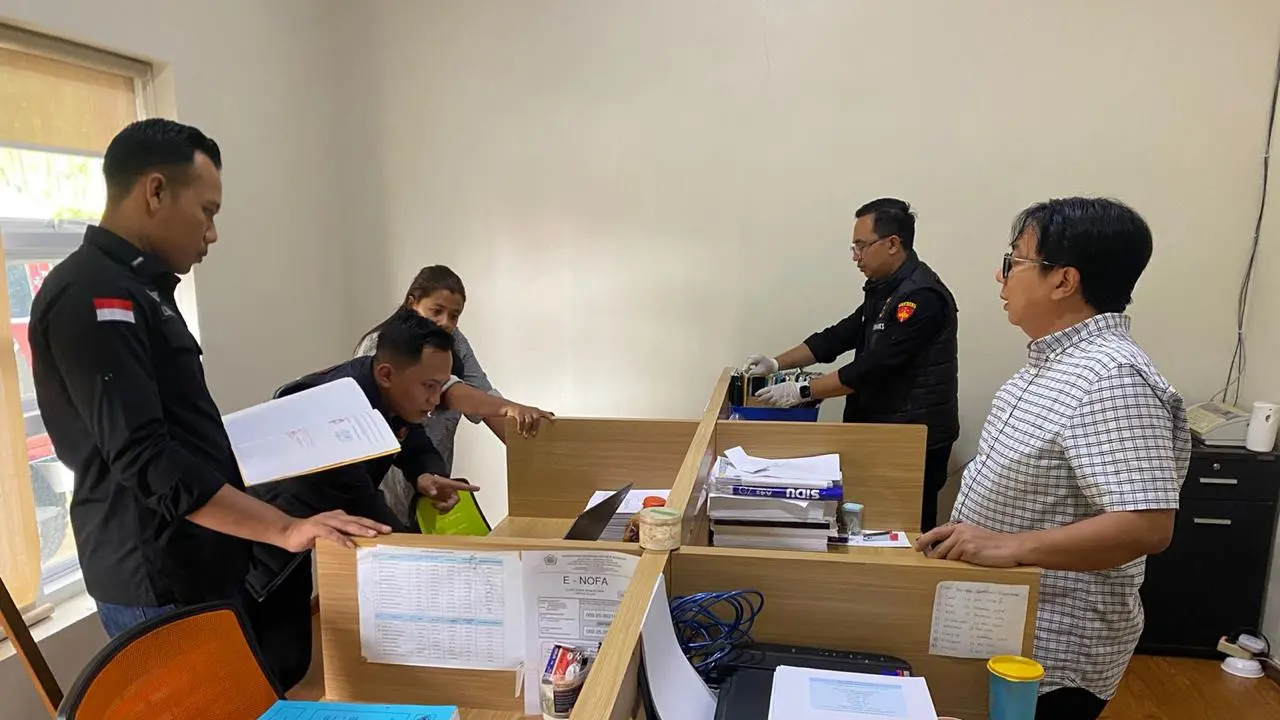 Tim Pidsus Kejati NTT saya melakukan penggeledahan (Liputan6.com/Ola Keda)