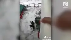 Orang ini malah bikin video tik tok saat rekannya hampir tenggelam karena digulung ombak.