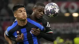 Pemain Inter Milan, Joaquin Correa (kiri) berebut bola dengan pemain AC Milan, Malick Thiaw pada laga leg pertama semifinal Liga Champions 2022/2023 di San Siro, Milan, Italia, Kamis (11/05/2023) WIB. Laga dimenangkan oleh Nerazzurri dengan skor 2-0. (AP Photo/Antonio Calanni)