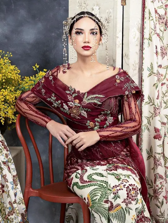 Dibantu oleh fashion stylist @doleytobing, Haico sukses memancarkan pesona anggun dan elegan dibalut busana adat Betawi Peranakan rancangan desainer @suryaabduh.  [Foto: Instagram/@mozawahyu]