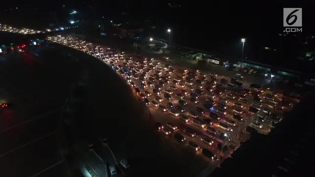 Kepadatan Kendaraan di Gerbang Tol Cikarang Utama