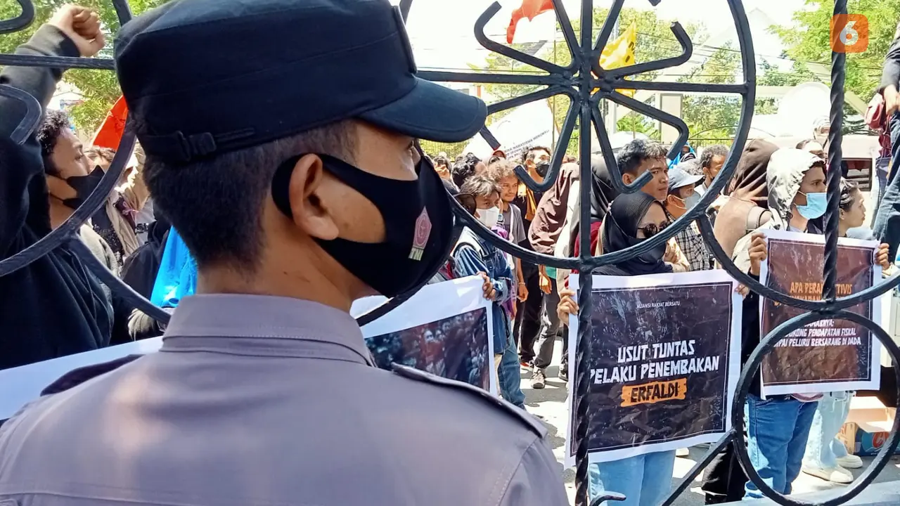 Demonstrasi di depan kantor Gubernur Sulteng menuntut pengungkapan kasus penembakan warga Parigi Moutong