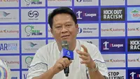 Pelatih Isenmulang FC, Mundari Karya. (Bola.com/Ana Dewi)