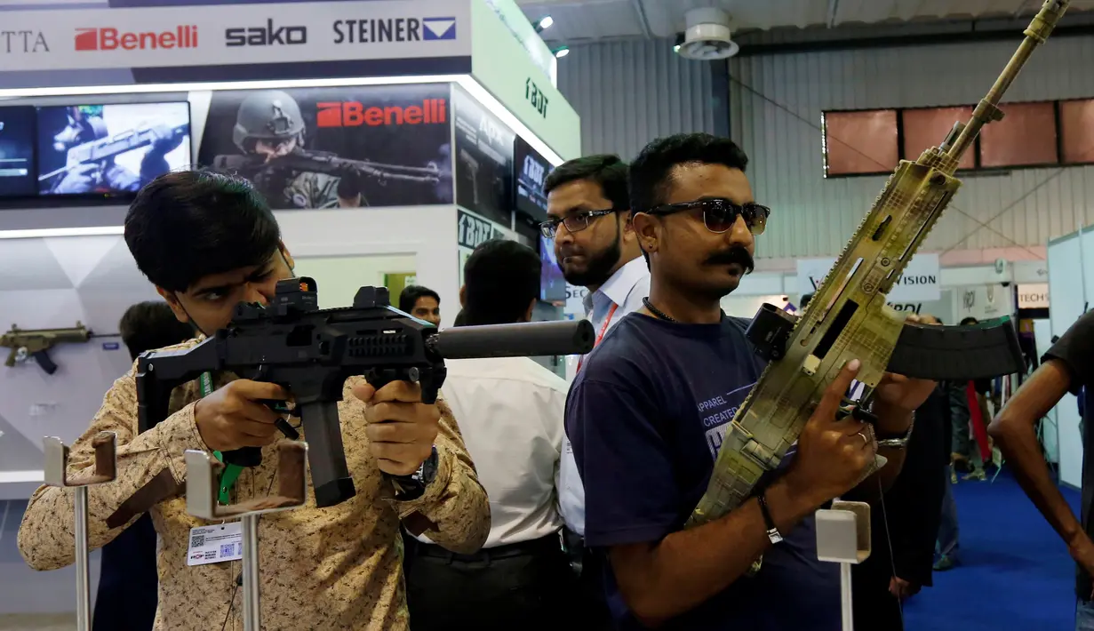 Sejumlah pengunjung mencoba senjata laras panjang saat Pameran Pertahanan Internasional dan Seminar "IDEAS 2016" di Karachi, Pakistan (23/11). Pameran senjata ini di ikuti oleh 90 delagasi dari 43 negara. (Reuters/Akhtar Soomro)