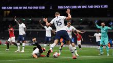 Gelandang Manchester United, Paul Pogba dilanggar pemain Tottenham Hotspur, Eric Dier dalam laga Liga Inggris di Stadion Tottenham, London, Jumat (19/6/2020). Manchester United (MU) berhasil mencuri poin di markas Tottenham Hotspur dengan skor imbang 1-1.  (AP/Shaun Botterill, Pool)