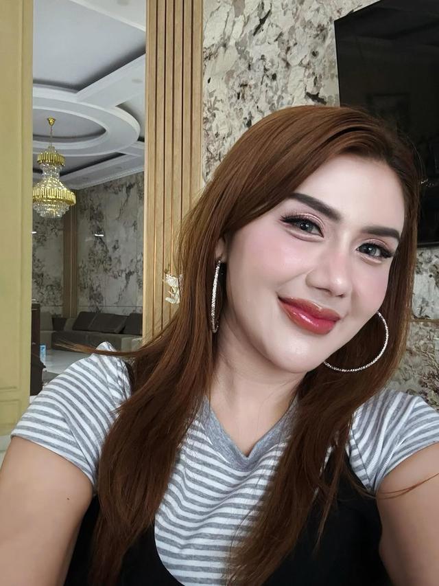 7 Potret Rey Utami yang Tawarkan Rumah ke Nunung, Bikin Haru