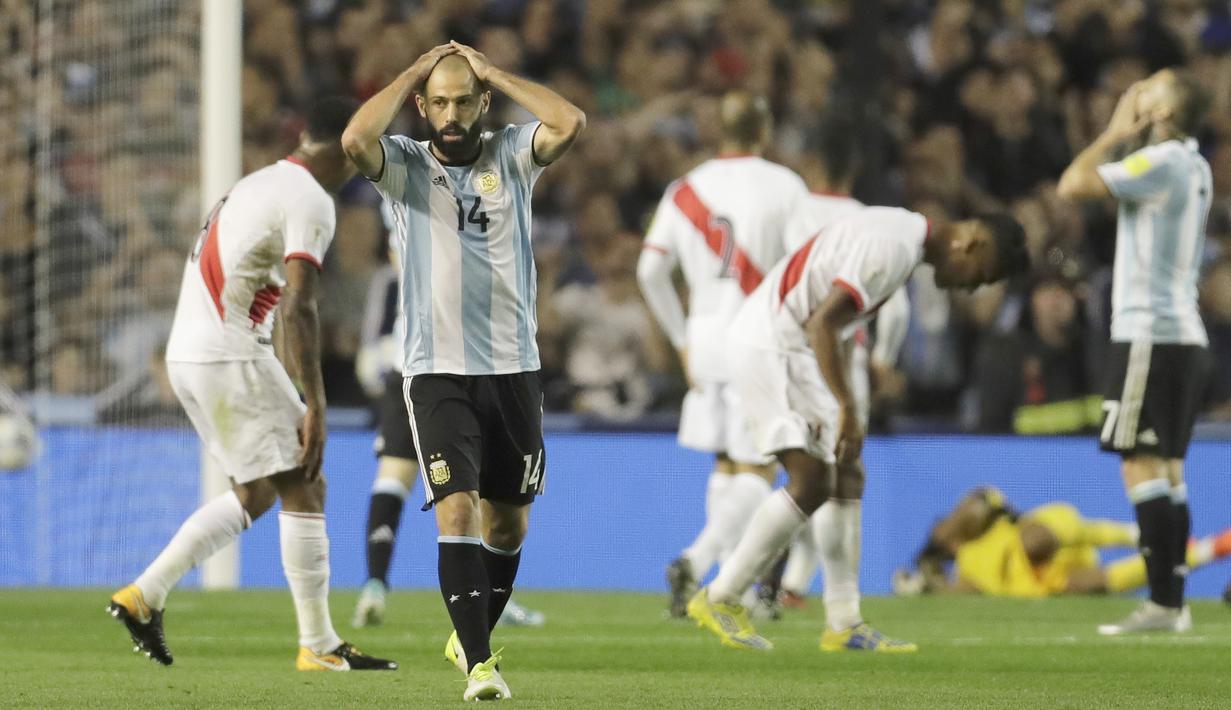 Ekspresi pemain Argentina, Javier Mascherano usai timnya gagal mengalahkan Peru pada laga Kualifikasi Piala Dunia 2018 di Buenos Aires, (5/10/2017). Argentina bermain imbang 0-0 lawan Peru. (AP/Victor R. Caivano)