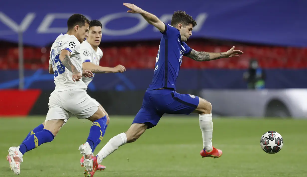 Gelandang Chelsea, Christian Pulisic membawa bola dari kejaran pemain Porto, Otavio pada leg kedua perempat final Liga Champions di stadion Ramon Sanchez Pizjuan, Spanyol, Rabu (14/4/2021). Chelsea lolos ke semifinal usai mengandaskan Porto dengan agregat 2-1. (AP Photo/Angel Fernandez)