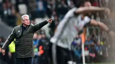 Pelatih Bayern Munchen Jupp Heynckes memberi arahan kepada pemainnya saat melawan Besiktas dalam pertandingan Liga Champions di stadion Vodafone Arena di Istanbul (14/3). Munchen menang 3-1 atas Besiktas. (AFP/Ozan Kose)