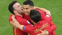 Penyerang Portugal, Cristiano Ronaldo (tengah), merayakan gol pertama mereka bersama penyerang Portugal, Diogo Jota (kiri), dan gelandang Portugal, Bernardo Silva (kanan), selama pertandingan Grup F UEFA EURO 2020 antara Portugal dan Jerman di Allianz Arena di Munich pada 19 Juni 2021. (Matthias Hangst/POOL/AFP)