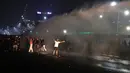 Massa dari berbagi elemen mahasiswa  dan masyarakat disemprot  water canon di depan Gedung DPR/MPR, Jakarta, Kamis, 27 Agustus 2026. (KLY/ Arie Basuki)