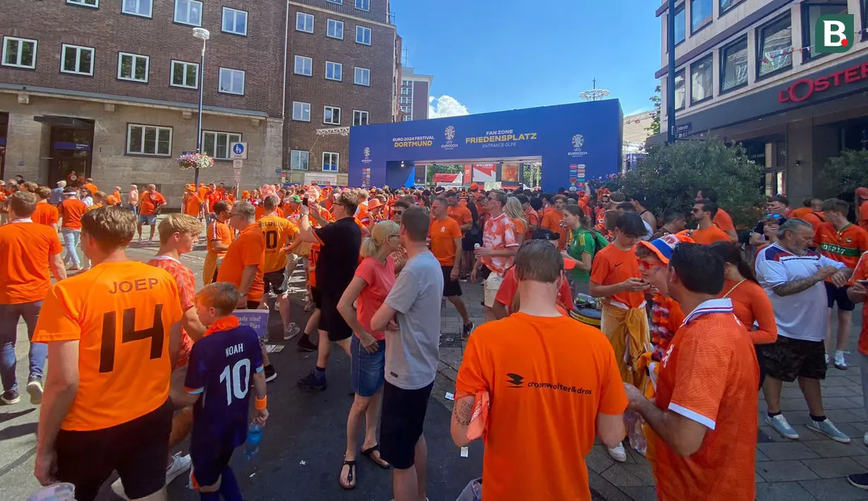 Para pendukung Belanda yang tak tertampung berjalan meninggalkan Fan Zone Euro 2024 Friedensplatz di Dortmund, Rabu (10/7/2024) menuju Public Viewing yang terletak di Westfallenpark jelang belangsungnya semifinal Euro 2024 antara Belanda menghadapi inggris. (Bola.com/Gerendo Pradigdo)