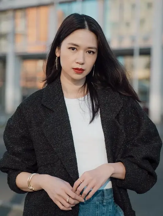 <p>Sedangkan untuk gaya sehari0-hari, pilihan warna lipstik bold bisa menjadi rona yang menjanjikan untuk tampil fresh seketika. (Foto: Laura Basuki/ Instagram).</p>