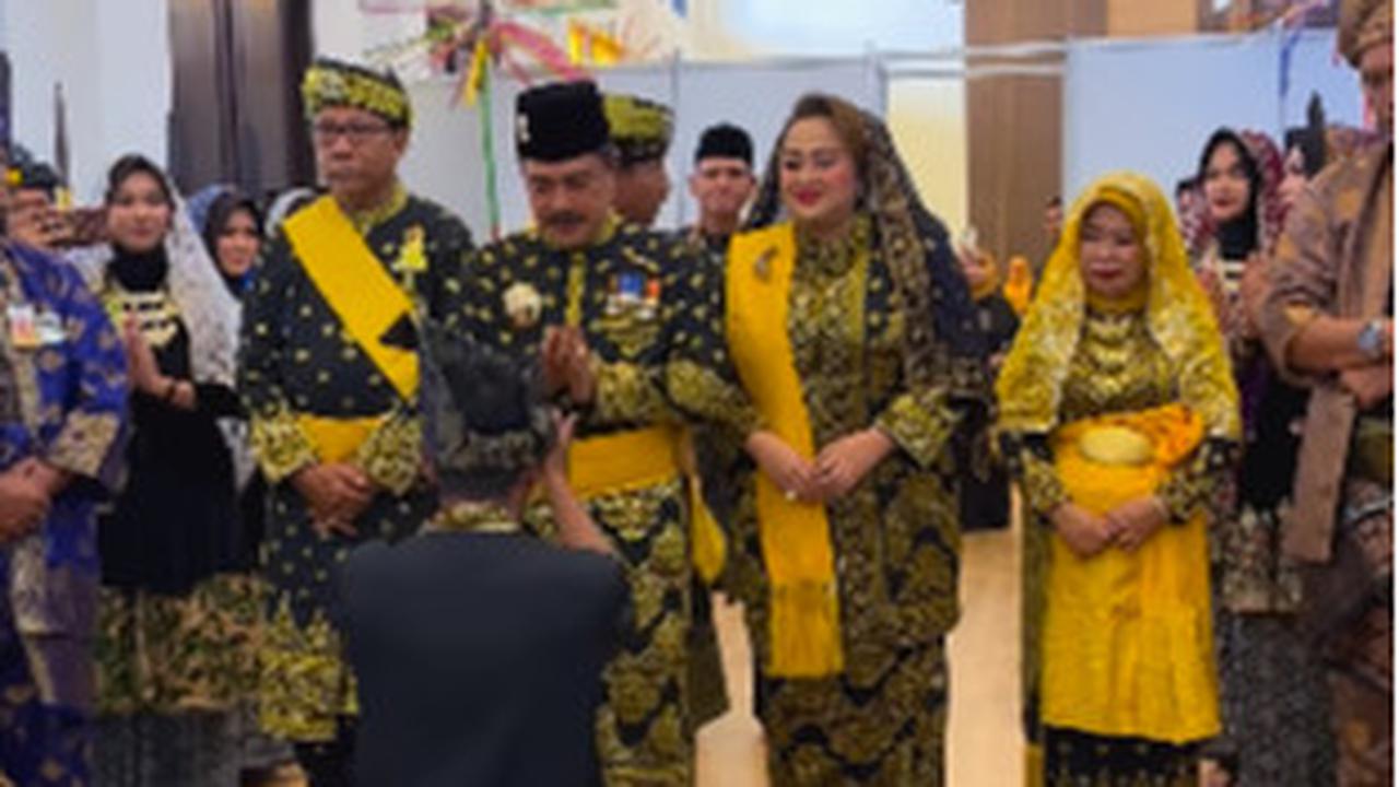 Momen pemberian gelar kehormatan tersebut diketahui berlangsung di Aula Wan Seri Beni Kantor Gubernur Kepulauan Riau, Sabtu (3/2) silam.