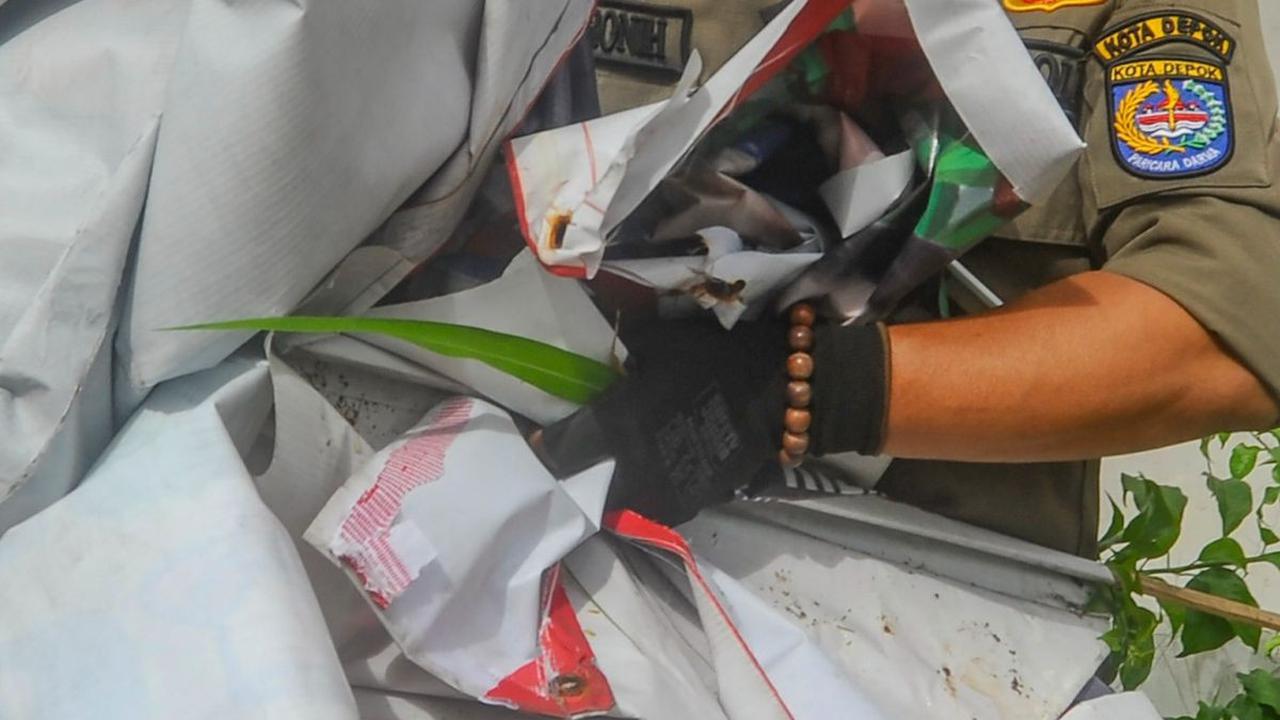 Petugas gabungan dari Panwaslu, Satpol PP, dan Polresta Depok menertibkan sejumlah alat peraga kampanye (APK) Pemilu 2024 di Jalan Margonda Raya, Kota Depok, Jawa Barat, Rabu (24/01/2024).&nbsp;